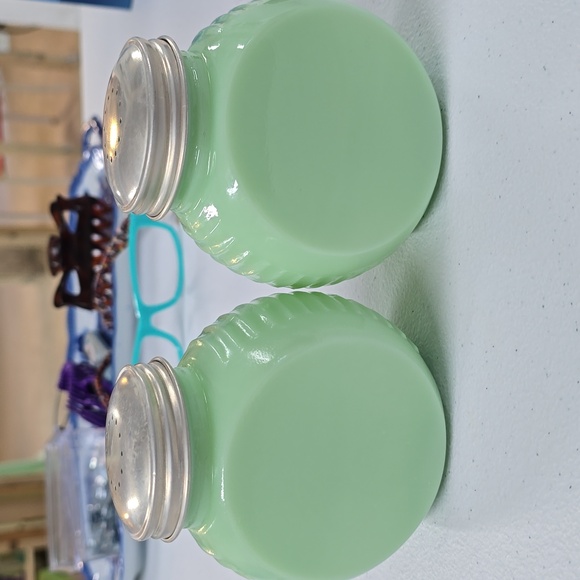 Retro salt and pepper shakers - Picture 3 of 6